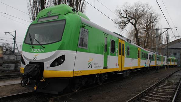 Pierwsze zmodernizowane EN57AKM z klimatyzacją przedziałów pasażerskich   