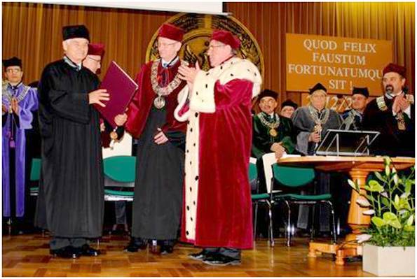 Mieszkaniec Michałowic prof. Marek Kłodziński doktorem honoris causa