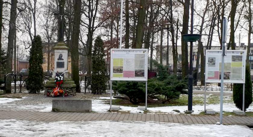 Nadarzyn - wystawa poświęcona Powstaniu Styczniowemu zorganizowana na rynku