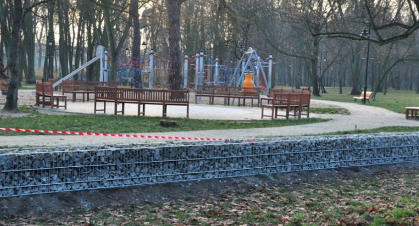 W parku brwinowskim powstają gabiony