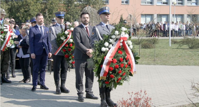 PRUSZKOWSKIE DĘBY KATYŃSKIE – CHWAŁA BOHATEROM