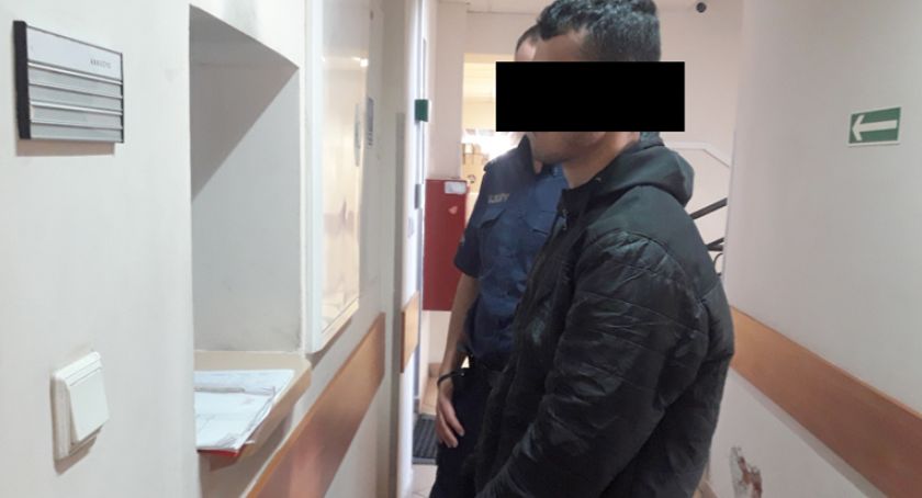 Dozór policyjny dla 19-latka za kradzież rozbójniczą w Pruszkowie