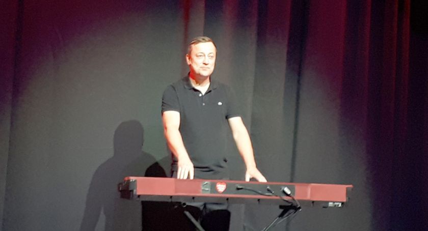 Muzyczny Stand-Up Czesława Mozila „Spowiedź Emigranta”