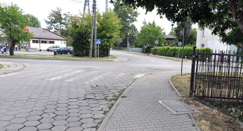 Nowe rondo w Brwinowie na skrzyżowaniu drogi wojewódzkiej nr 720