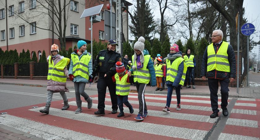 Bezpieczne przejście przez ulice dla pieszych w centrum Brwinowa