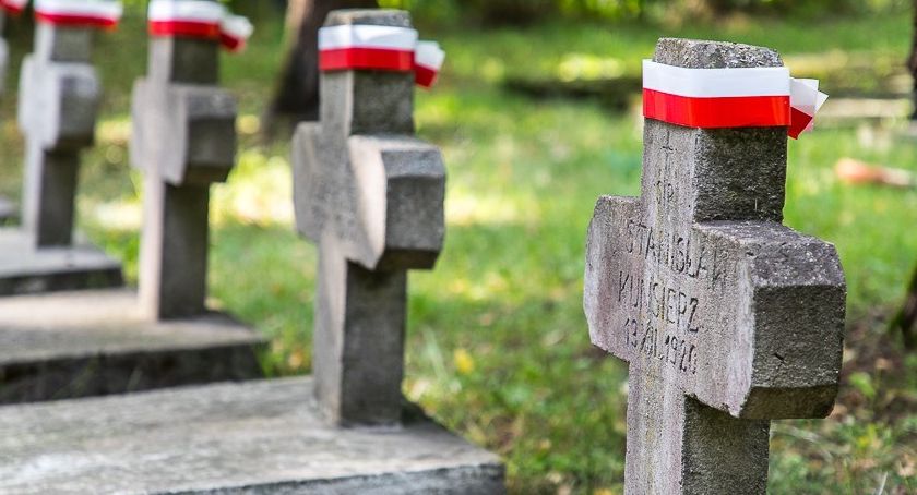W sobotę od rana sprzątanie cmentarza wojskowego. Miasto nie może, to zrobią to mieszkańcy