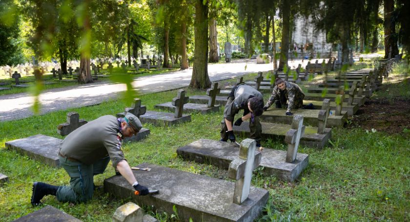 Pamięć o bohaterach jest ważna. Mogiły żołnierzy posprzątane