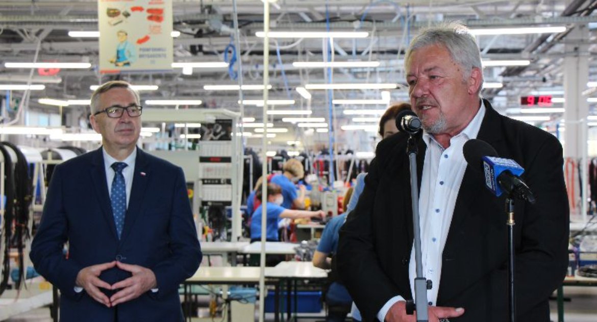 Państwo otworzyło skarbonkę, do której się dokładali. Miliony dla znanego producenta