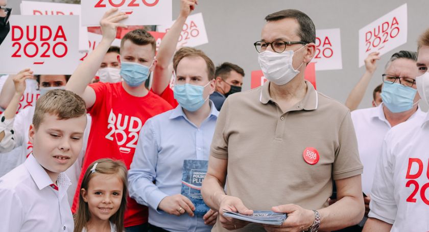 Premier Morawiecki spotkał się z mieszkańcami Kolna i Łomży. W rozmowach przekonywał do głosowania na Andrzeja Dudę
