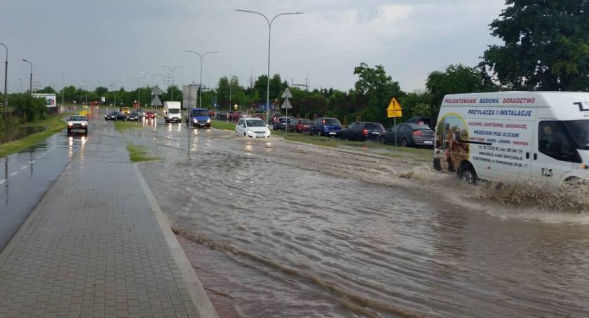 Czeka nas burzowy dzień. Może srogo popadać. Są ostrzeżenia hydrologiczne