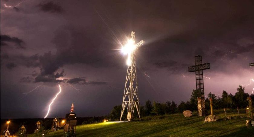 Idzie duży łomot z nieba. Może być bardzo niebezpiecznie