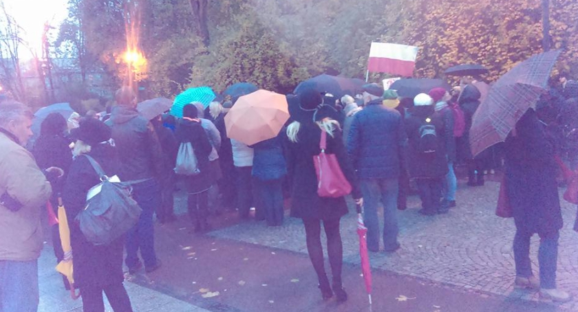 Czarny protest trzystu parasolek