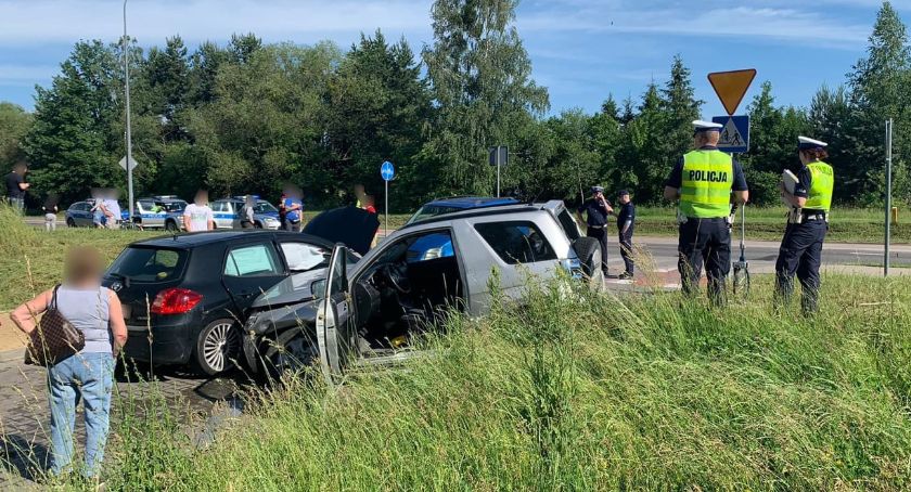 Uszkodzonych zostało sześć pojazdów, dwie osoby trafiły do szpitala