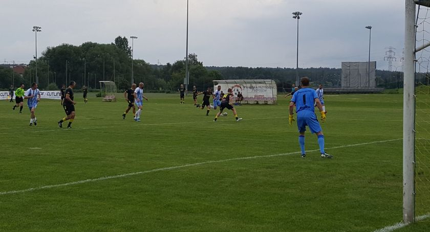 Strugi deszczu nie przeszkodziły w rozegraniu meczu. Allstarsi zremisowali ze Stalą Rzeszów