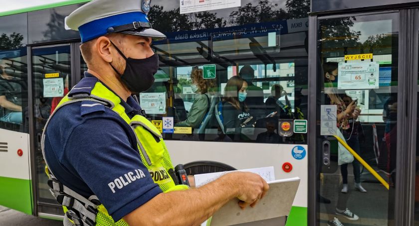 Policjanci sprawdzają noszenie maseczek w autobusach miejskich i trzeźwość kierowców