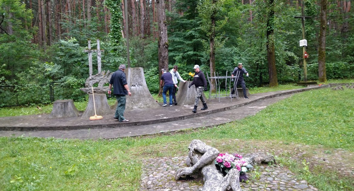 Po latach Miasto Białystok zabiera się za renowację miejsca pamięci w Lesie Bacieczkowskim