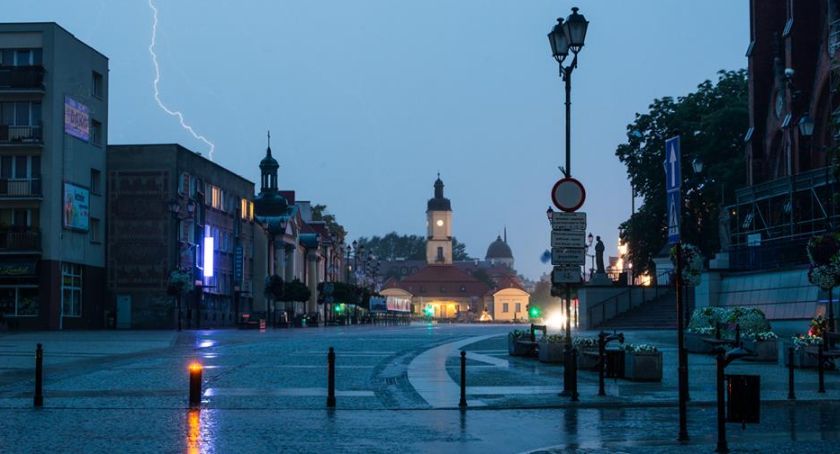 Idą do nas burze z gradem. Od jutra będzie nieco chłodniej, ale nadal ciepło