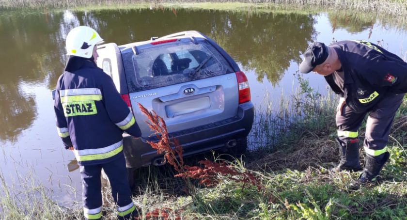 Pijany spał w samochodzie. A sam samochód był zanurzony w wodzie