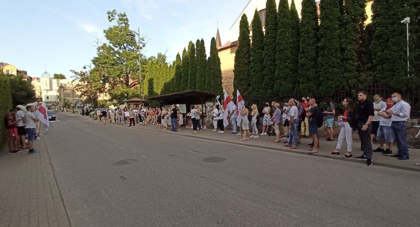 Protesty pod konsulatem Białorusi w Białymstoku nie ustają. Manifestanci przynieśli dziś wieniec nagrobny