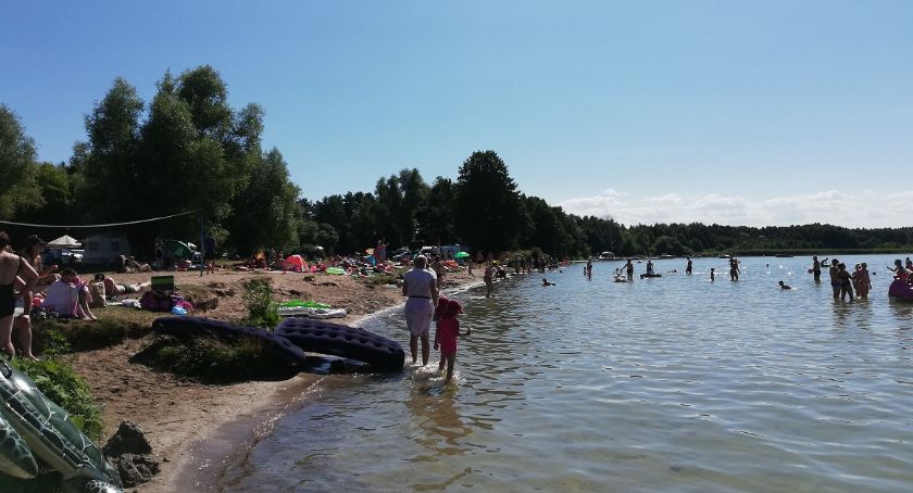 Pandemiczne wakacje - bez dystansu i maseczek. Zalecenia? Zostały w domach