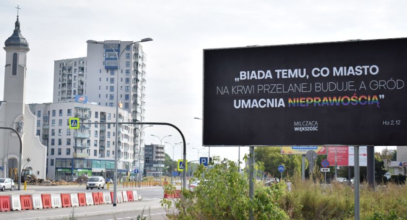 W przestrzeni Białegostoku pojawiły się bilbordy. Są odpowiedzią na inne bilbordy