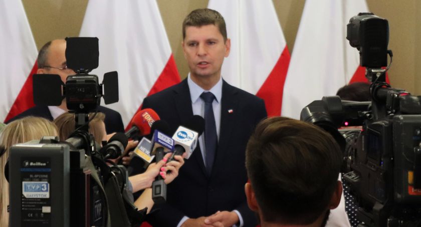 Minister Piontkowski w fali ostrej krytyki. Tłumaczył się na twitterze