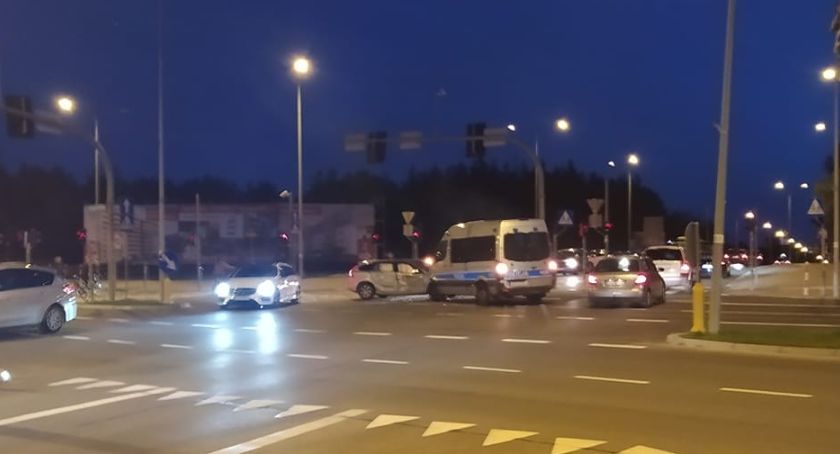 Na skrzyżowaniu przy Raginisa w Białymstoku radiowóz zderzył się z Volvo