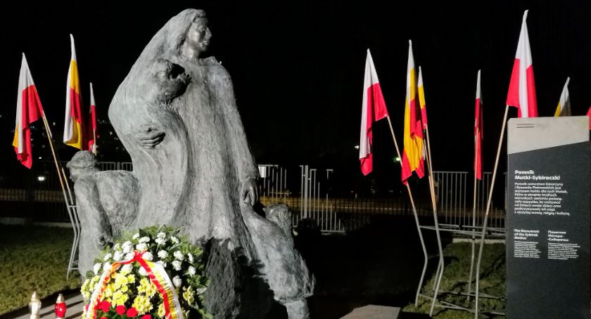 Dzień przed rocznicą sowieckiej agresji na Polskę odsłonięto pomnik poświęcony Matkom Sybiraczkom