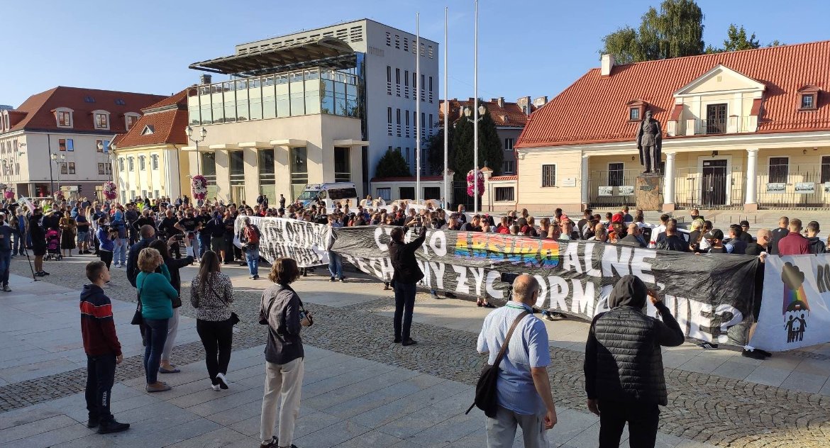 „Tadeuszu! Tadeuszu! Nie dla tęczy na ratuszu!” Pierwszy Marsz Normalności w Białymstoku
