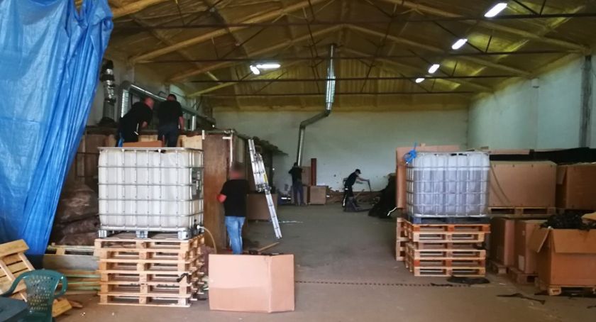 Podlascy funkcjonariusze KAS zlikwidowali nielegalną krajalnię tytoniu pod Warszawą