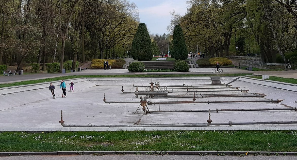 W pustej fontannie bawią się dzieci. To niebezpieczne!