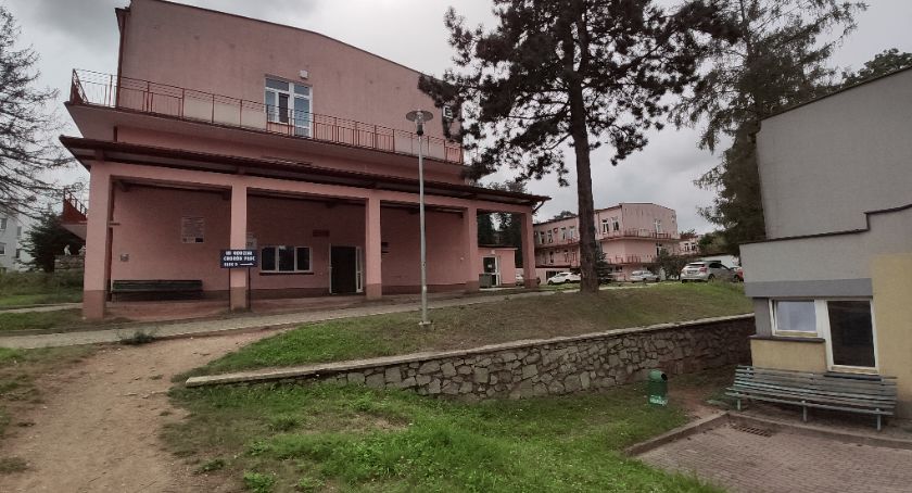 Kolejne osoby zdrowieją po zakażeniu COVID-19. Ale są niestety wciąż i nowe zakażenia