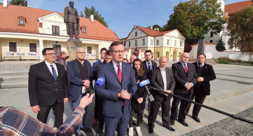 W budowę pomnika Romana Dmowskiego zaangażowała się Konfederacja i Ruch Narodowy