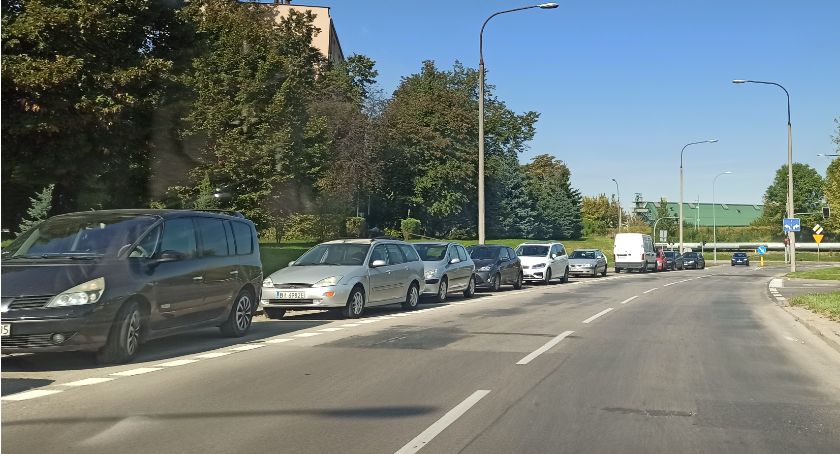 Na ulicy Jagienki problem z parkowaniem nie tylko nie zniknął, ale na dodatek się pogłębił