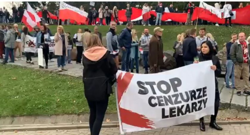 Antykovidowcy przeszli ulicami Białegostoku. Zgromadzenie zostało rozwiązane z powodu nieprzestrzegania obostrzeń sanitarnych