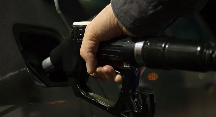 Dziś paliwo kosztuje mniej niż przed rokiem