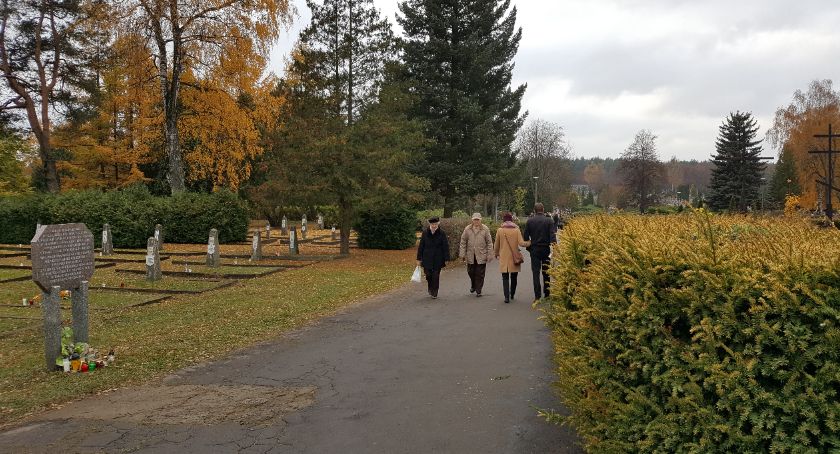 Wizyty na cmentarzach powinny być rozłożone na kilka dni