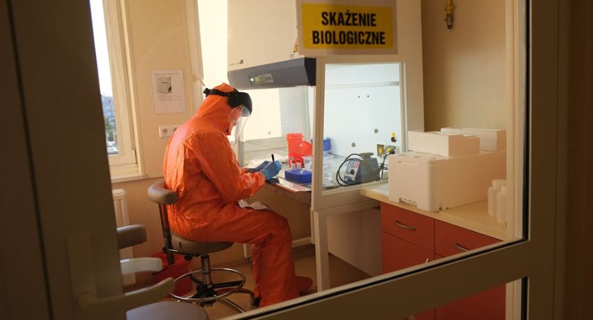 Laboratorium uniwersyteckie pracuje na pełnych obrotach. Dziennie wykonuje nawet tysiąc testów na obecność wirusa SARS-CoV-2
