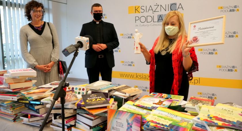 Blisko 5 tys. złotych kosztowały książki, które kupiła Książnica Podlaska dla Caritas Archidiecezji Białostockiej