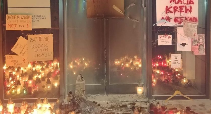 Pod siedzibą PiS w Białymstoku został zaprószony ogień. Policja prowadzi dochodzenie