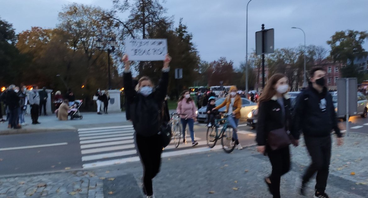 Nauczyciel lub uczeń może mieć poglądy jakie chce. Co nie znaczy, że wszystko im wolno