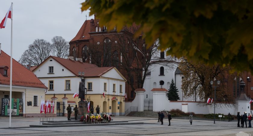 W 102. rocznicę odzyskania niepodległości samorządowcy złożyli kwiaty i wieńce