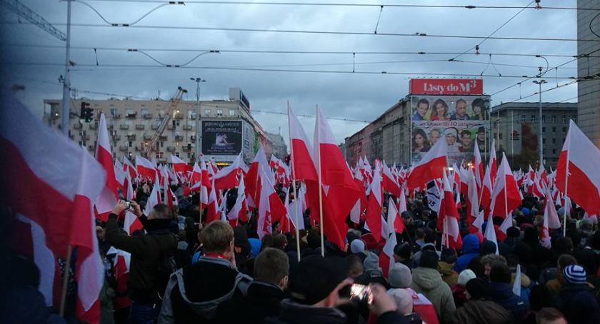 Za organizację Marszu Niepodległości do więzienia. To proponuje Szymon Hołownia i Lewica