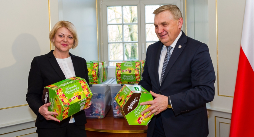 Prezydent przekazał słodycze polskim dzieciom na Białorusi. Inne zbiórki darów jeszcze trwają