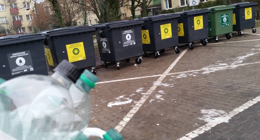 Plastikowe butelki po napojach mogą trafić do kontenerów na suche surowce