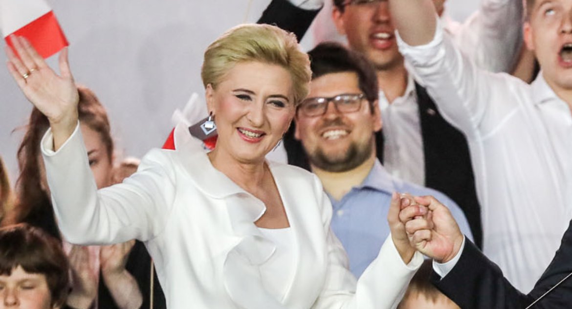 Agata Kornhauser-Duda przekazała na licytację swój naszyjnik. Dla chorego chłopca z Białegostoku