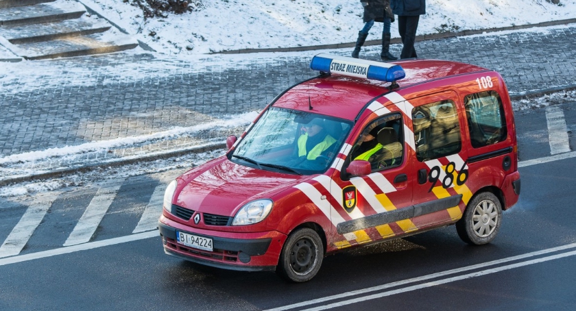 Straż miejska pomoże uruchomić auto w mroźny poranek