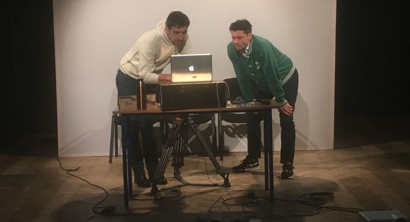 Akademia Teatralna zaprasza na premierę on-line czytania performatywnego sztuki „Pozory nie mylą ” Stephana C. Lacka