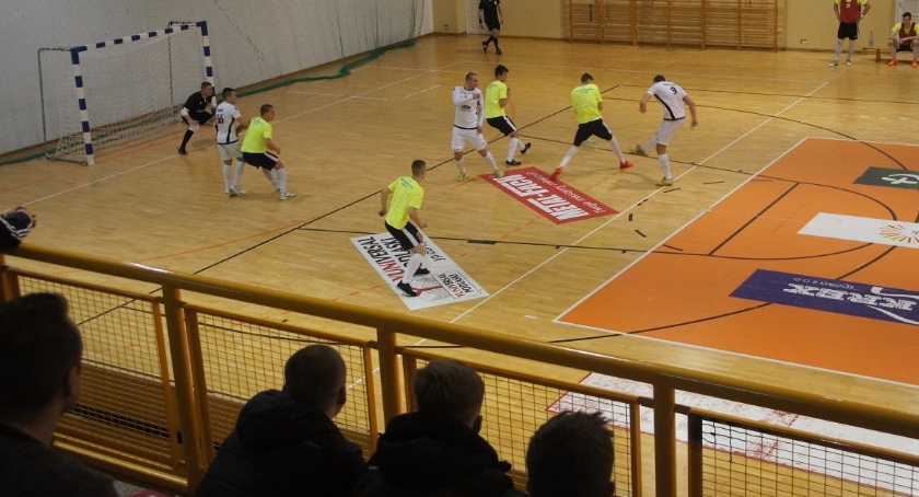 Futsal: MOKS szybuje ku ekstraklasie, Helios ucieka przed degradacją
