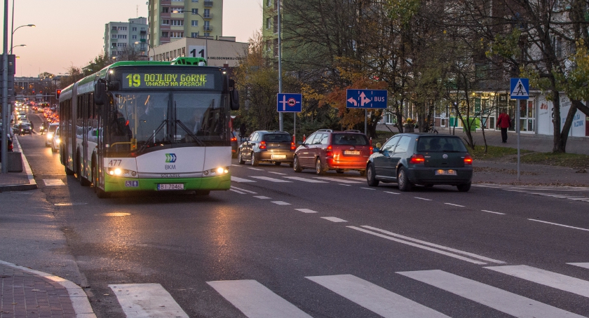 Ekologicznym autobusem po buspasach, gdy wisi smog